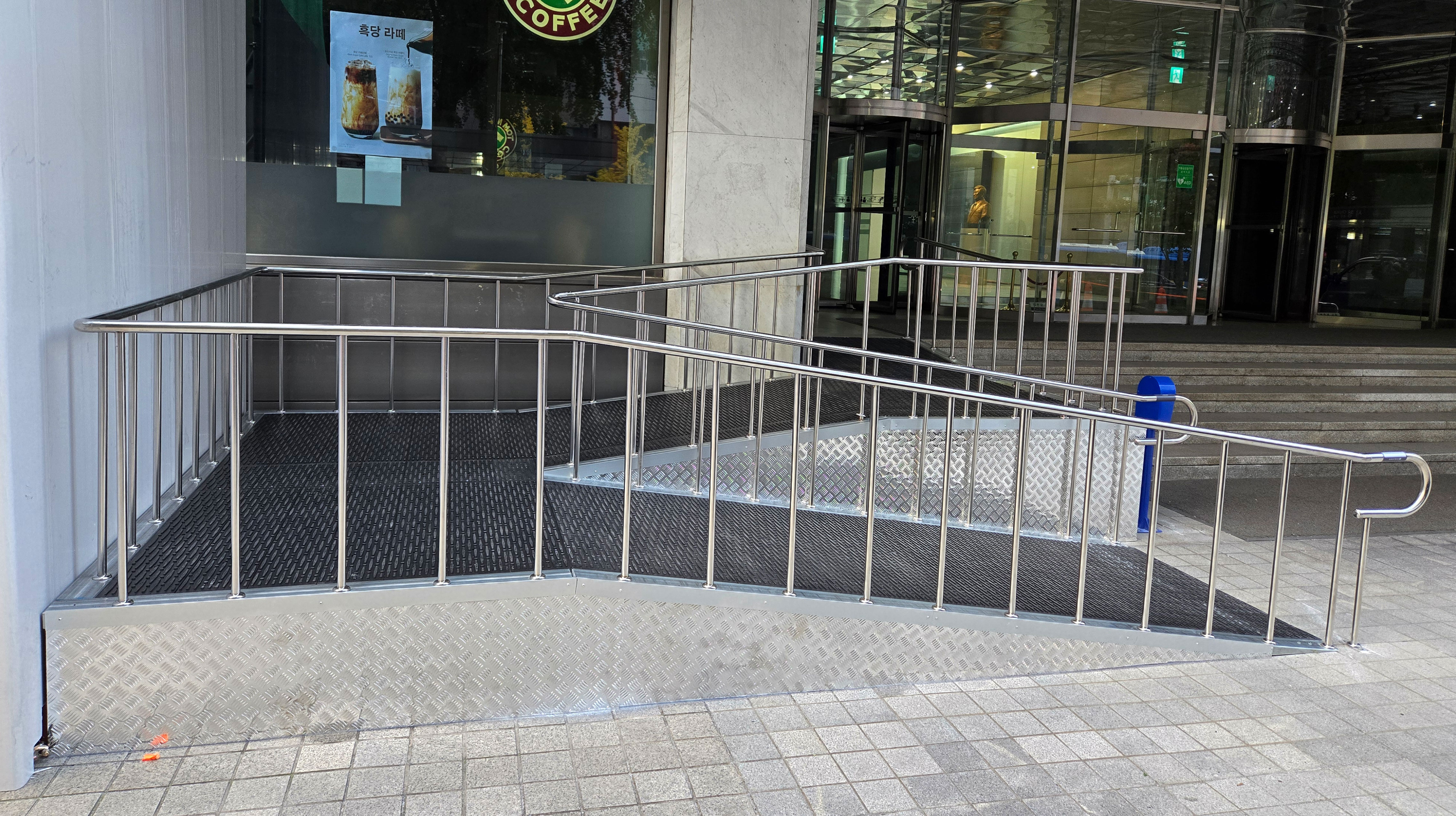 대한항공 사옥 경사로 시공후(측면)