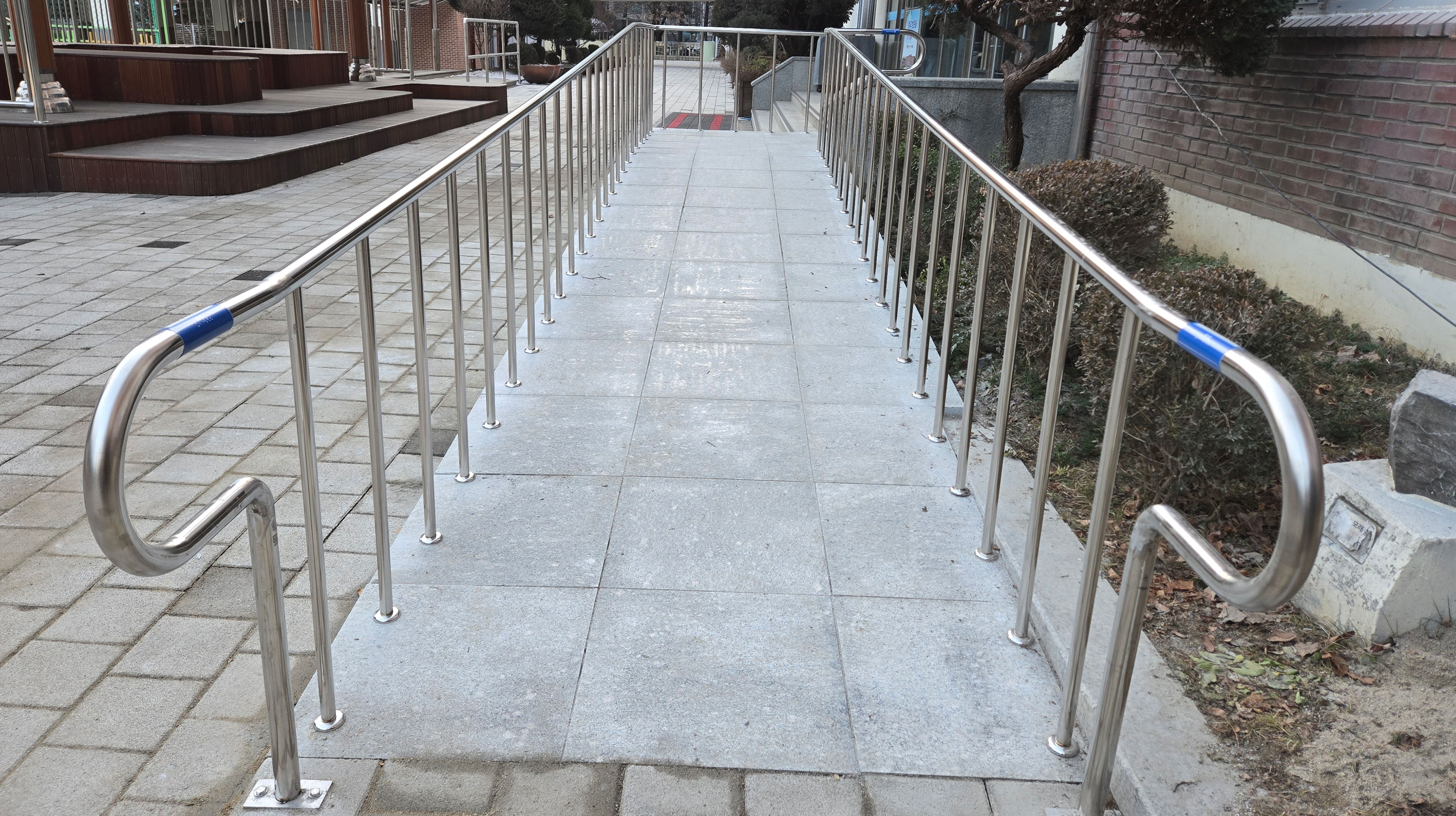 일산 호수초등학교 경사로 시공후(전면)
