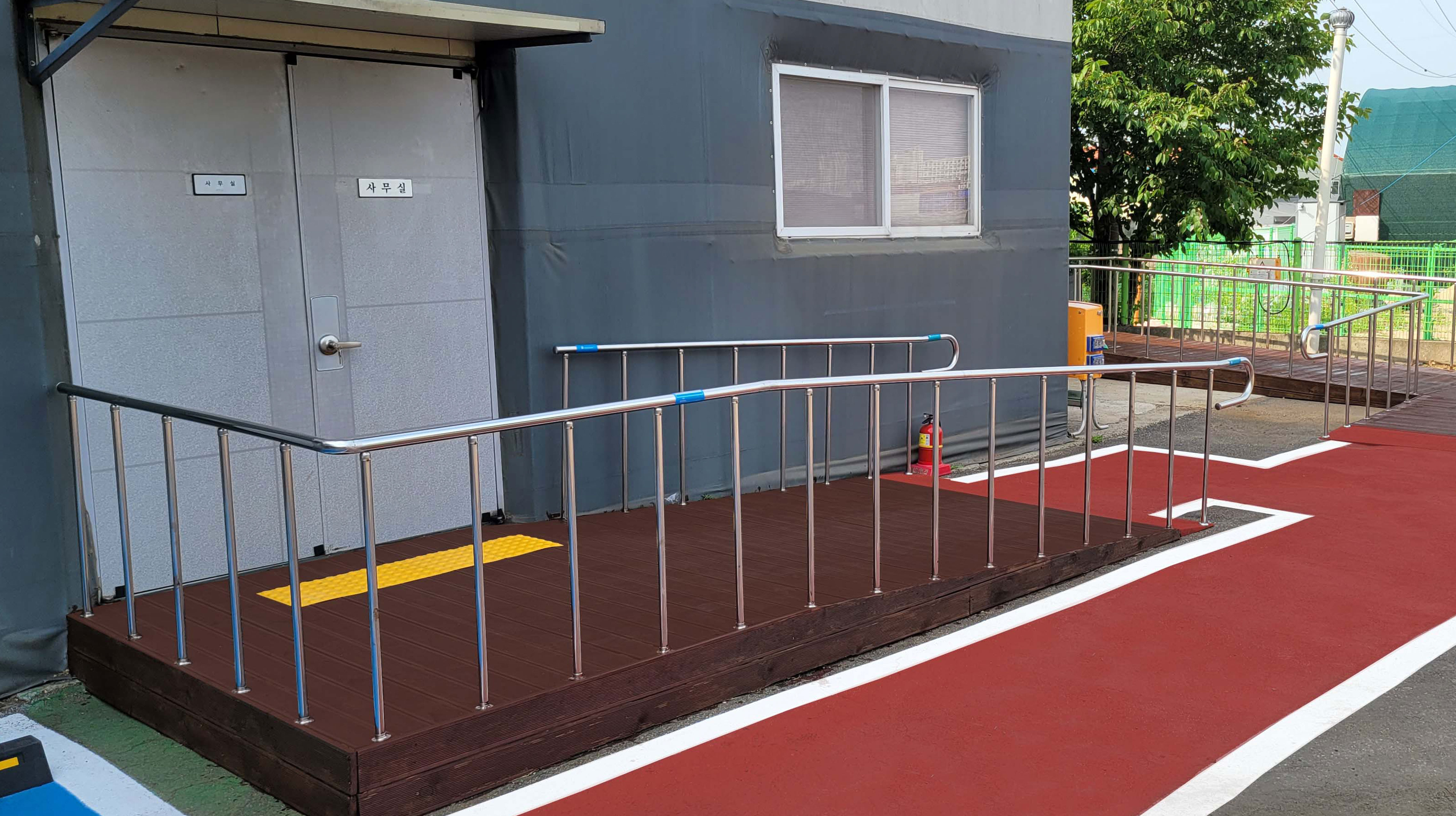 김포 천우티이엠 방부목 경사로 시공후(측면)